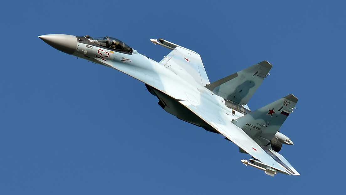 Су-35 против Ф-22: Који авион би однео превагу у ваздушном дуелу?