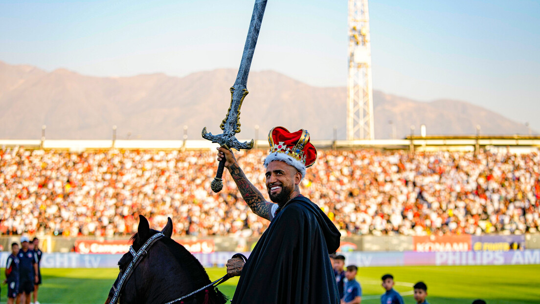 "Kralj se vratio" - helikopter, konj, mač i kruna za Artura Vidala
