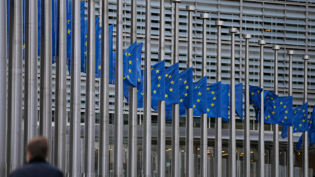 Evropska komisija zabrinuta: Rešenje za dinar pronaći u okviru dijaloga koji vodi EU