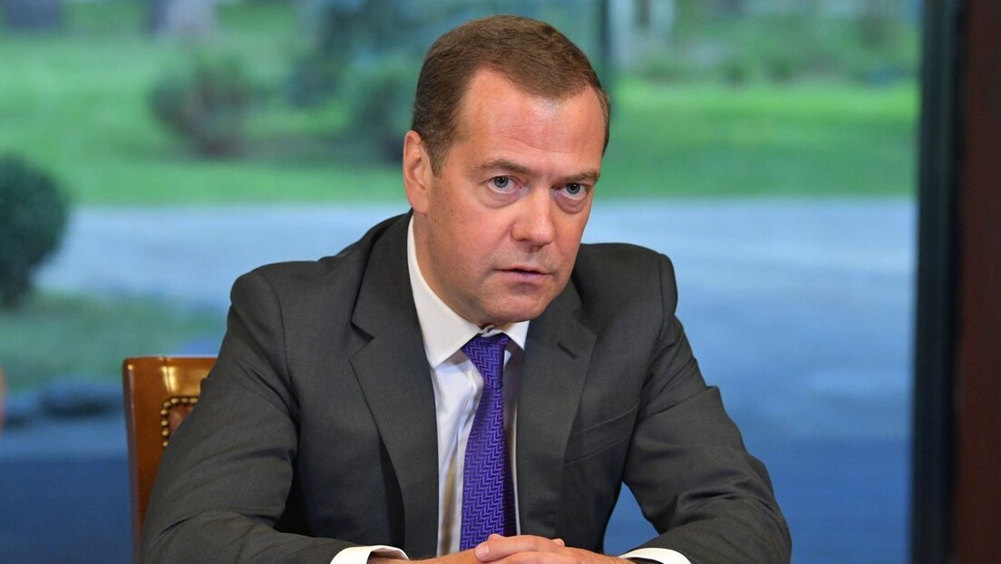Медведев: Пружимо подршку несистемској опозицији на Западу