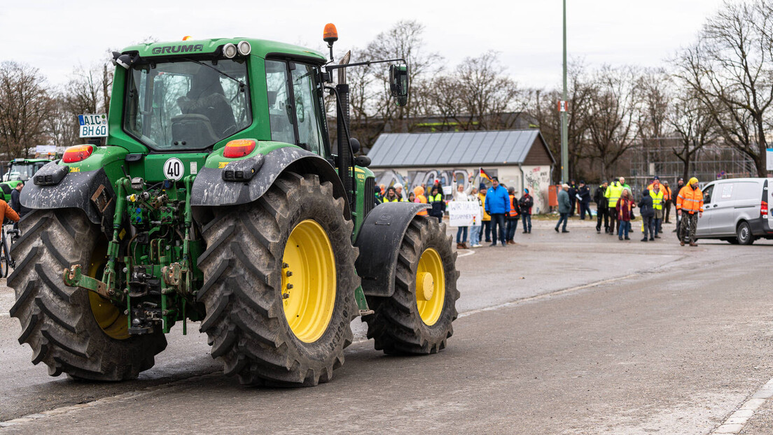 I u Švajcarskoj: Poljoprivrednici iz protesta krenuli traktorima na Ženevu