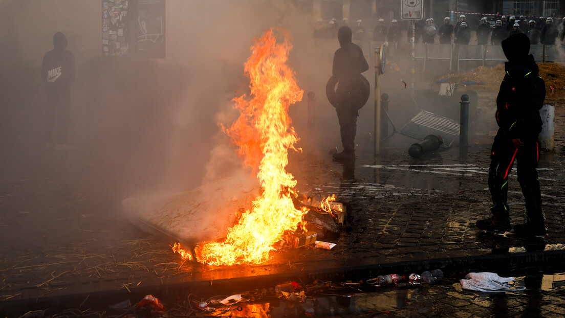 Incidenti tokom protesta poljoprivrednika u Holandiji: Farmeri palili vatru na putu