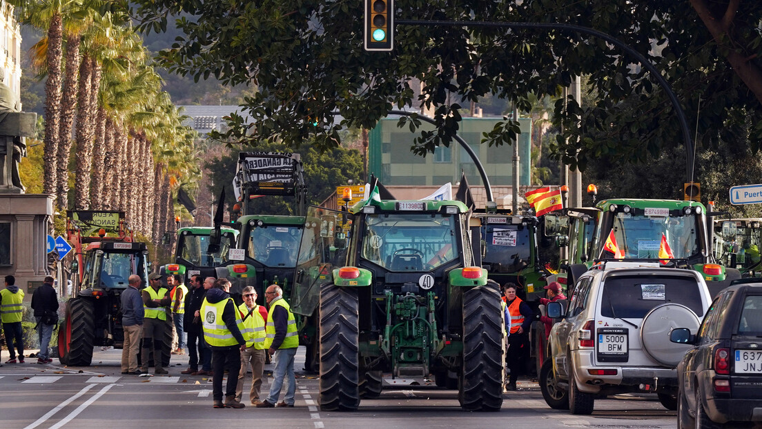 Протести и блокаде широм Шпаније: Фармери траже забрану увоза (ВИДЕО)