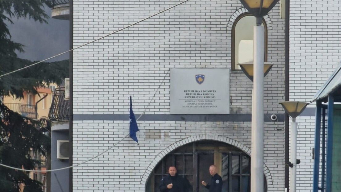 Provokacije se nastavljaju: Na zgradi Opštine Zubin Potok postavljena tabla "Republika Kosovo"