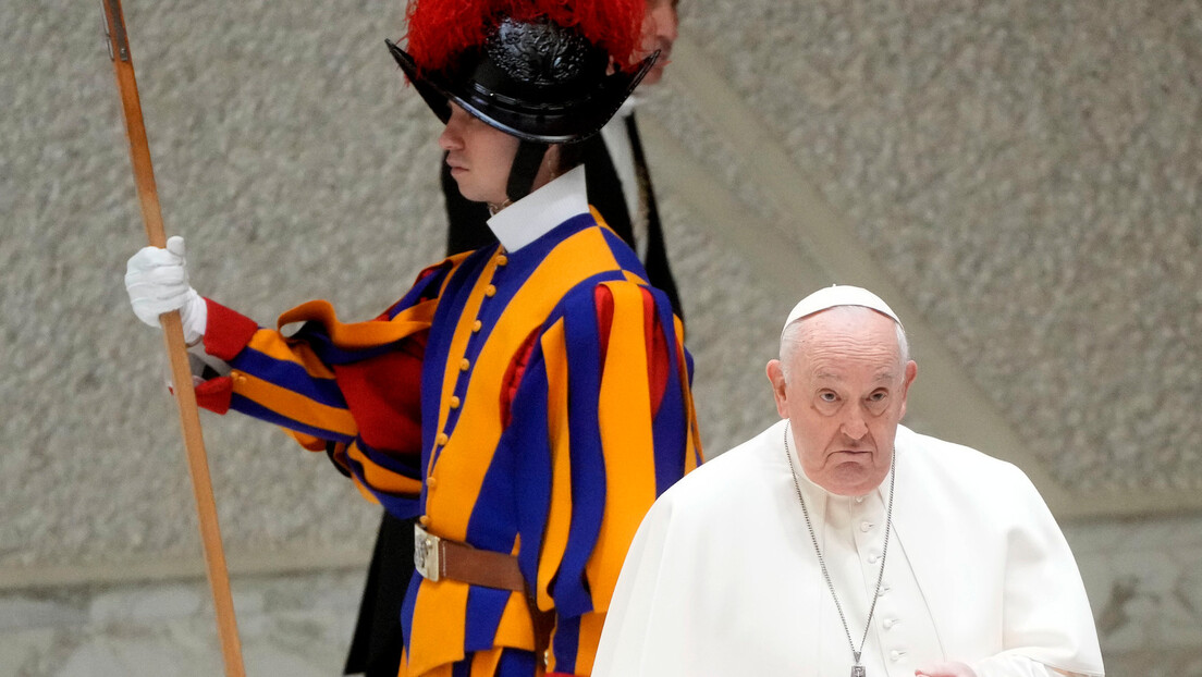 Papa Francisko o blagoslovu za istopolne parove: Licemerno je biti šokiran odlukom Vatikana