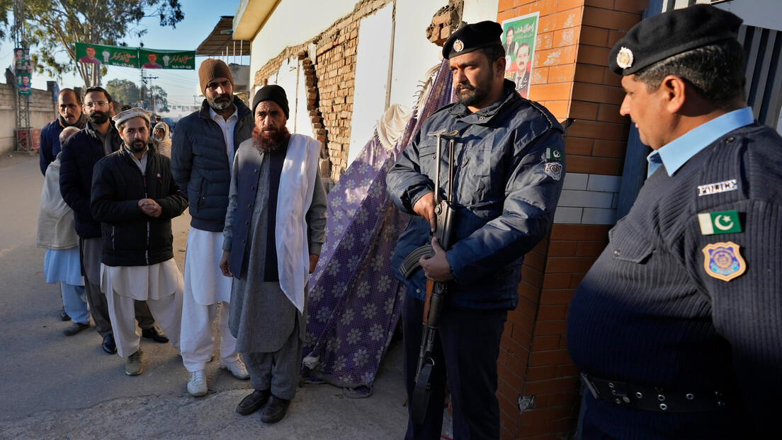 Pakistanci izlaze na birališta: Vojska čuva glasačka mesta