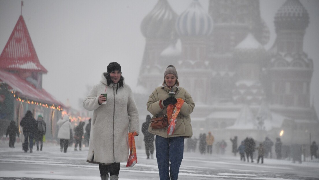 Москву оковала мећава: Циклон "Олга" вратио зиму у руску престоницу (ВИДЕО)
