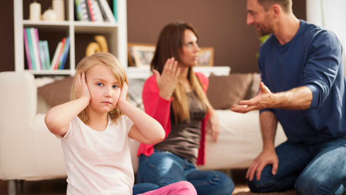 Rastrzanost između mame i tate: Porodična triangulacija, kada roditelji uključuju dete u svađe
