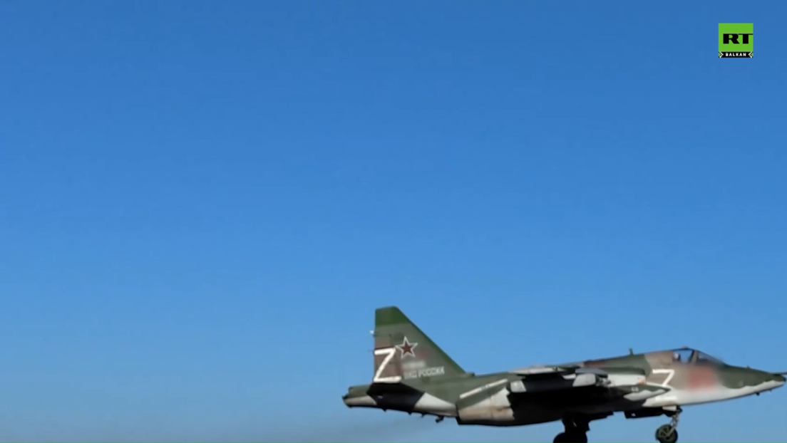 Како изгледа акција руских јуришних авиона? Су-25 погађа украјинску војну опрему