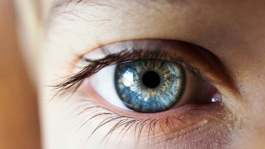 Боја очију може да утиче на способност читања, тврде научници