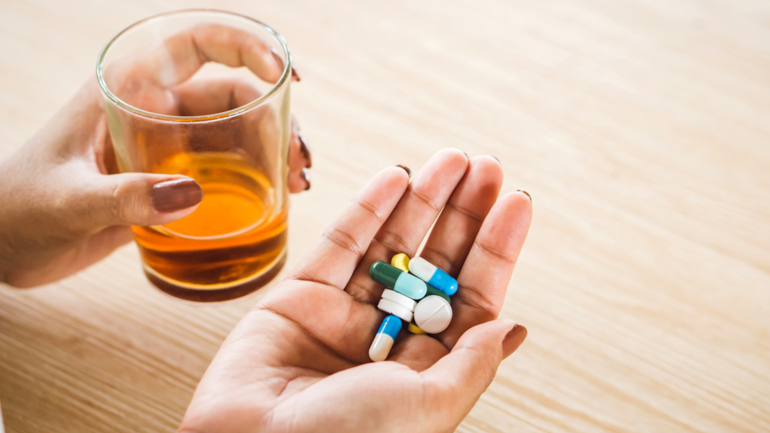 Tablete i piće: Zbog čega je važno da izbegavamo alkohol kada pijemo određene lekove