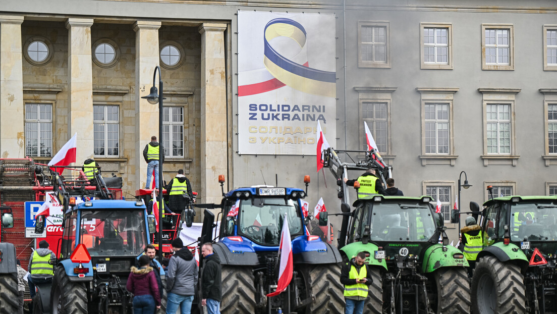 Poljski farmeri gađali su kancelariju EU jajima zbog "nelojalne konkurencije iz Ukrajine" VIDEO