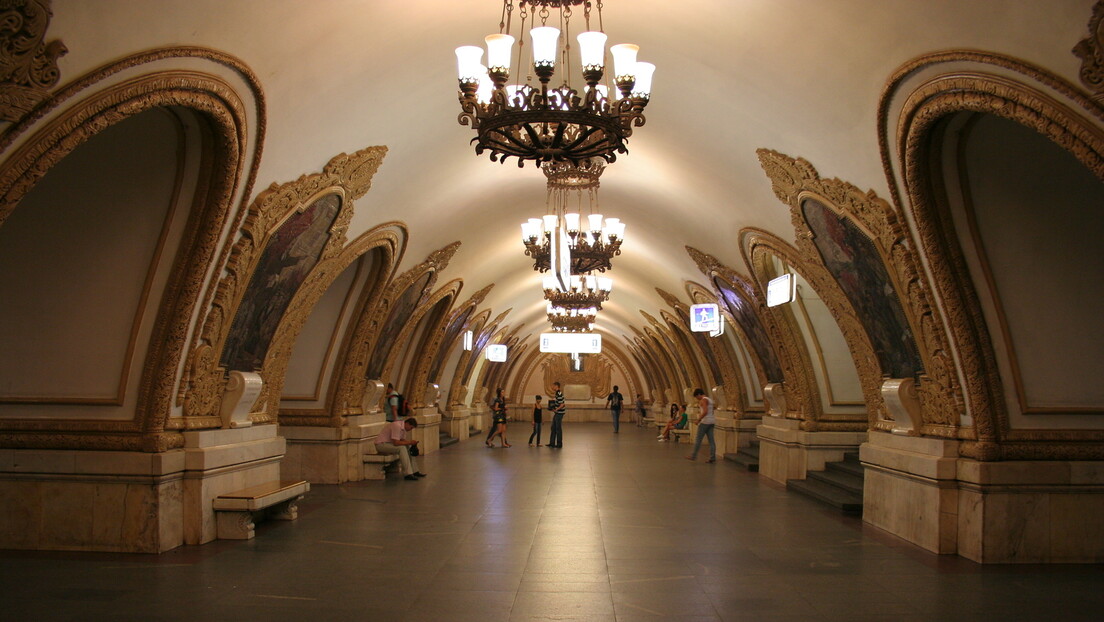 Московски метро одушевио Такера Карлсона: "Подземне станице су лепше него било шта у нашој земљи"