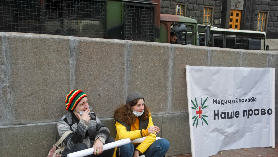 Sada će svi da ozdrave: Zelenski legalizovao marihuanu