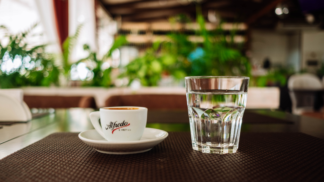"Ја ћу кафу и чашу воде": Како се појавила традиција служења воде уз најпопуларнији напитак на свету