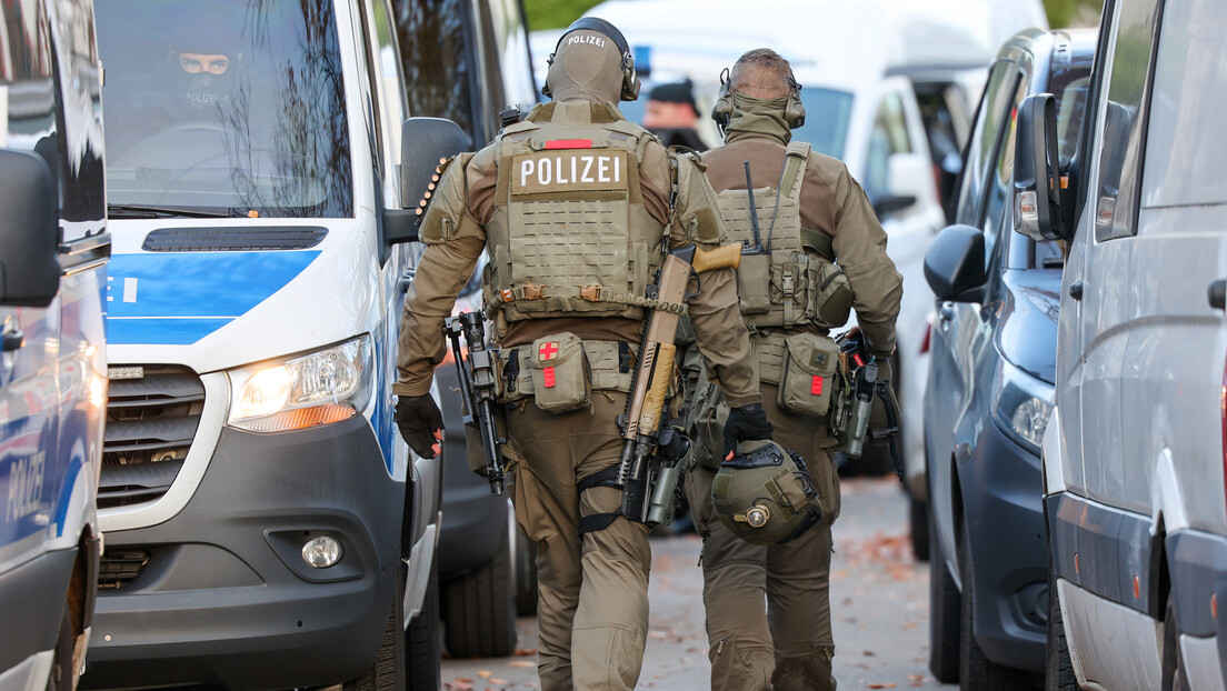 Policija opkolila stanicu u Nemačkoj: Sumnja se da je u vozu naoružana osoba i eksploziv