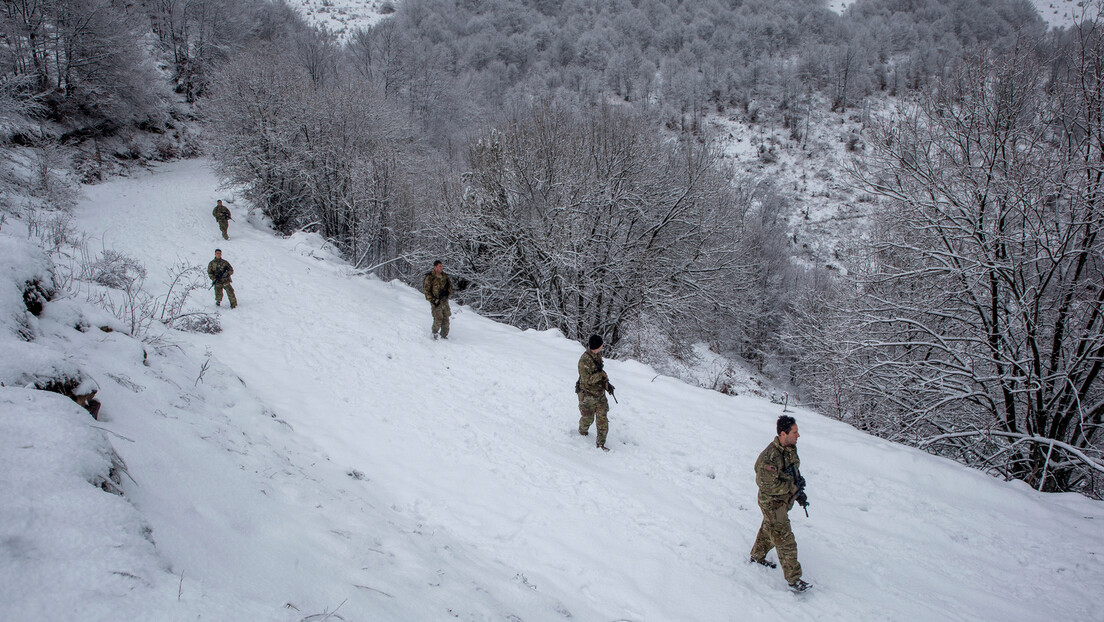 Лажна вест и фотографија: Кфор демантовао да су српски војници уперили оружје у цивиле на КиМ