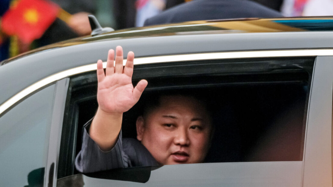 Kim Džong Un od Putina na poklon dobio ruski automobil