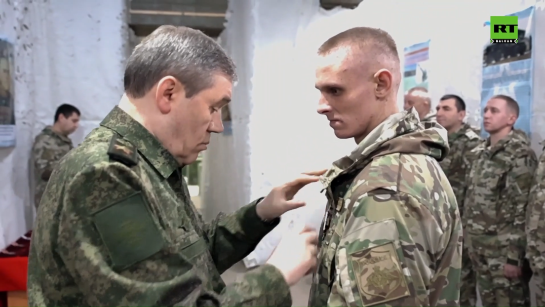 Герасимов наградио ослободиоце Авдејевке: Војници добили ордење и медаље за храброст (ВИДЕО)