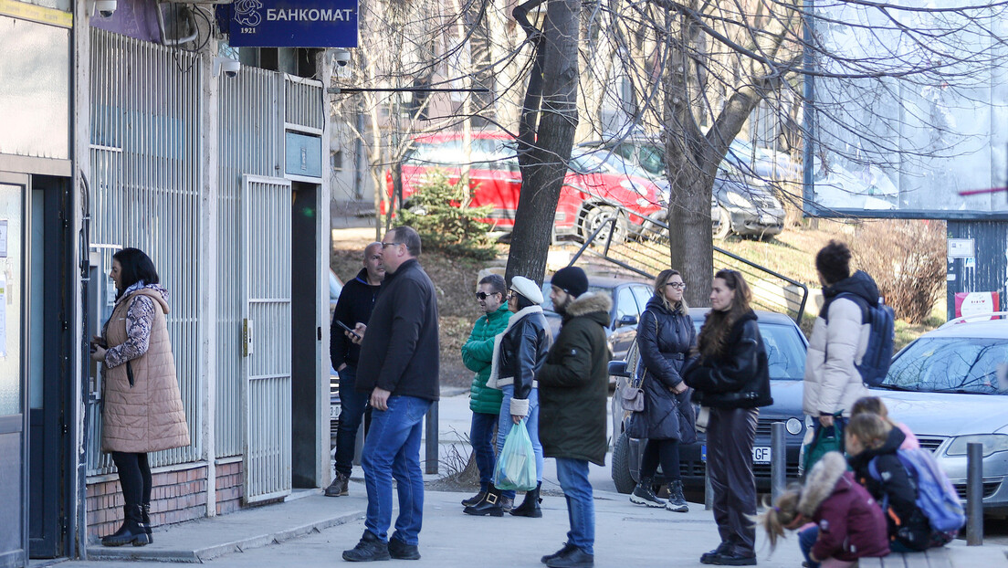 Teško ćemo preživeti ovako: Prosvetni radnici na KiM ne mogu da podignu plate zbog ukidanja dinara