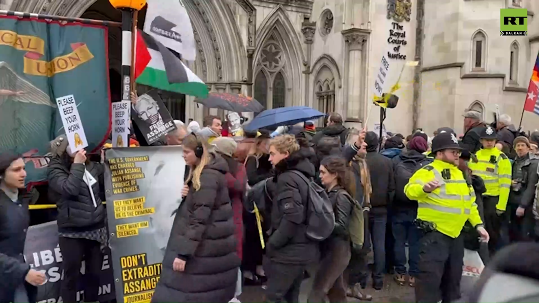 Протест испред суда у Лондону: Ослободите Асанжа