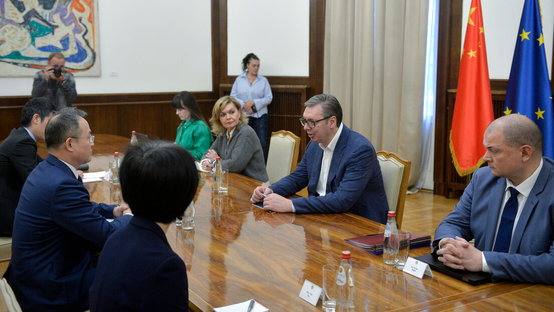 Вучић са амбасадором Кине: Си Ђинпинг долази у Србију