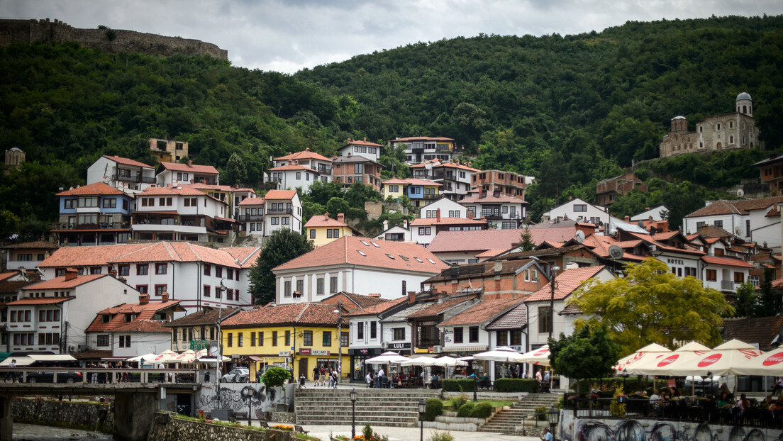 Albanac napao vernike u Prizrenu: Okačio zastavu OVK, pa nasrnuo na sveštenika (FOTO)