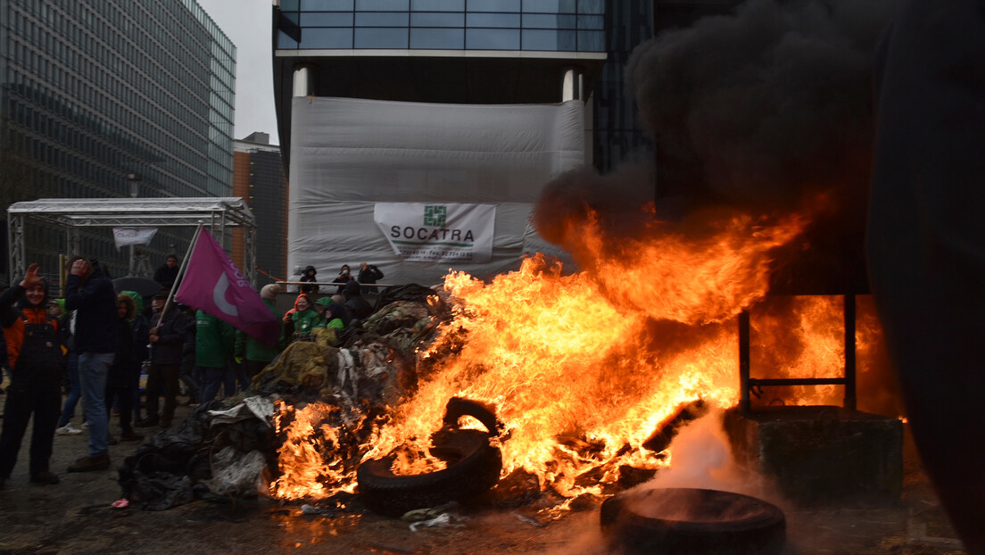 Хаос у Бриселу: Демонстранти гађали полицију балегом (ФОТО, ВИДЕО)