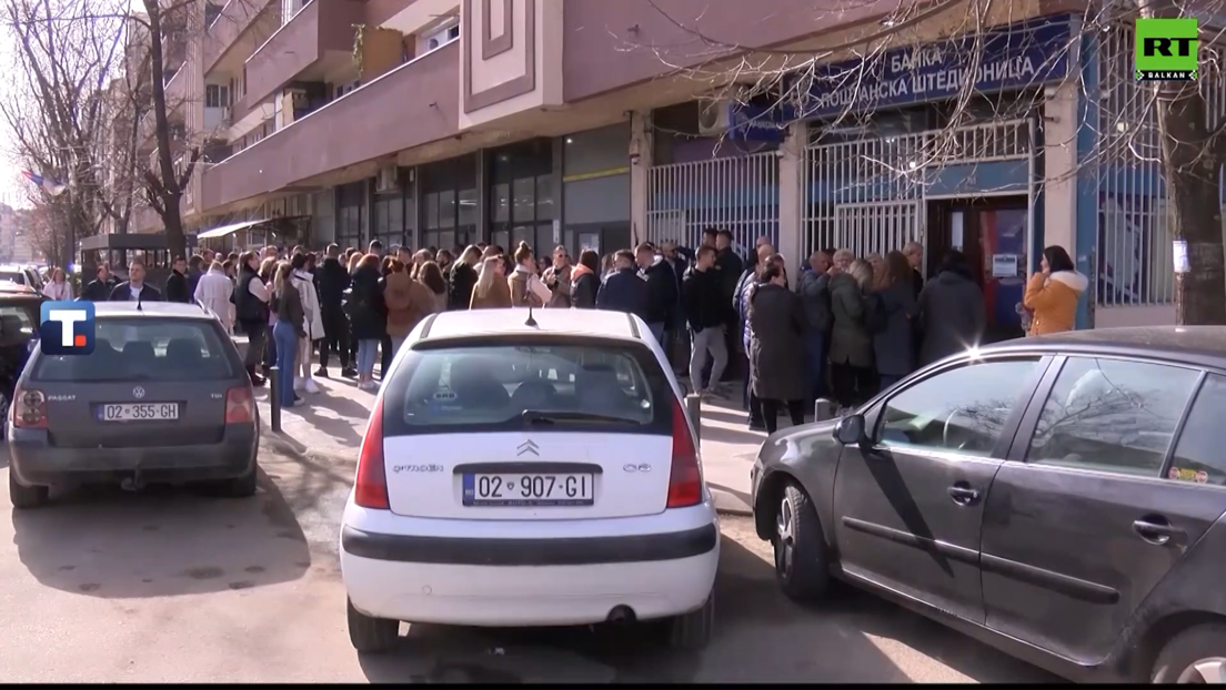 Велики редови испред поште у Косовској Митровици: Mеђу грађанима и студенти (ВИДЕО)