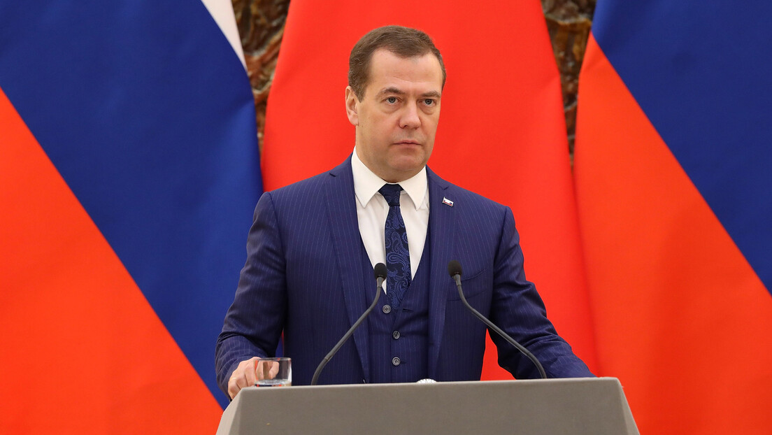 Medvedev: Makron je sitan naslednik Bonaparte, koji žudi za osvetom napoleonskih razmera