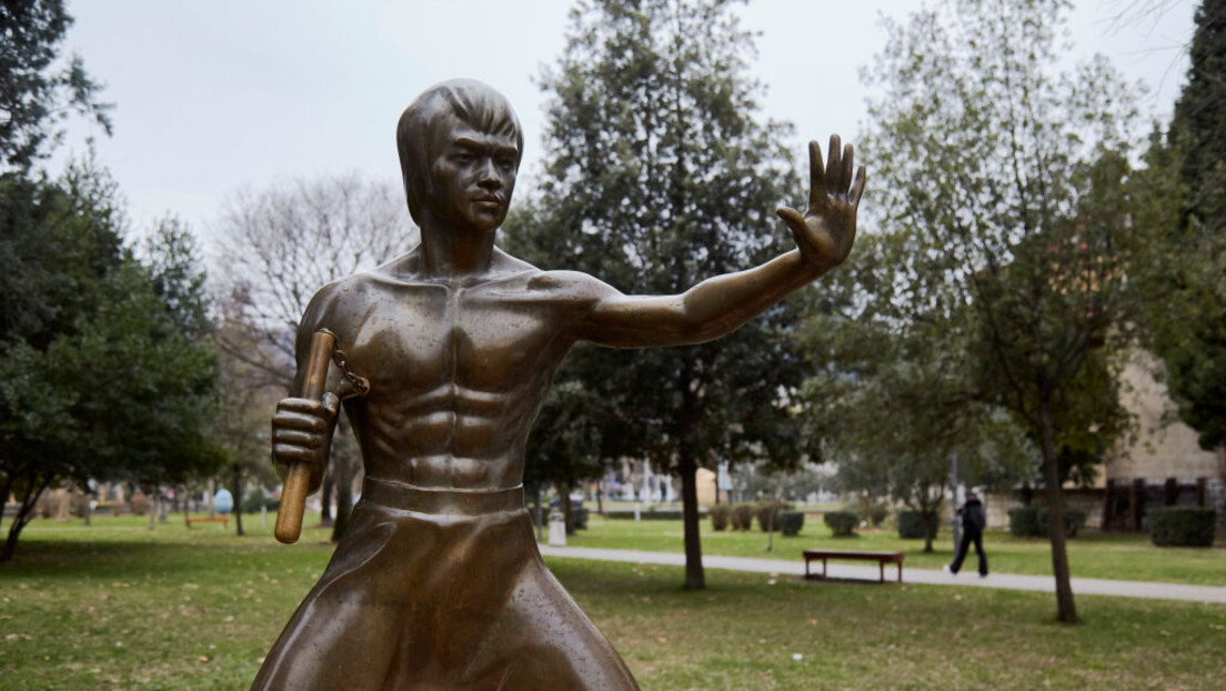 Остали само дугмићи: Мистерија нестанка статуе Бруса Лија из парка у Мостару