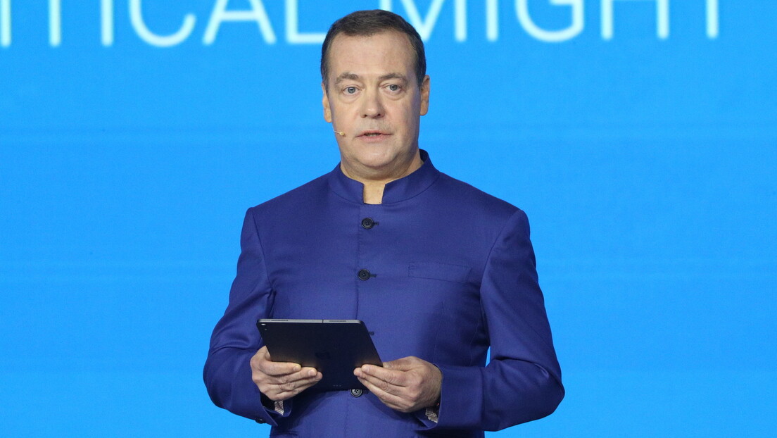 Медведев: Протерати амбасадоре ЕУ који су одбили састанак са Лавровом