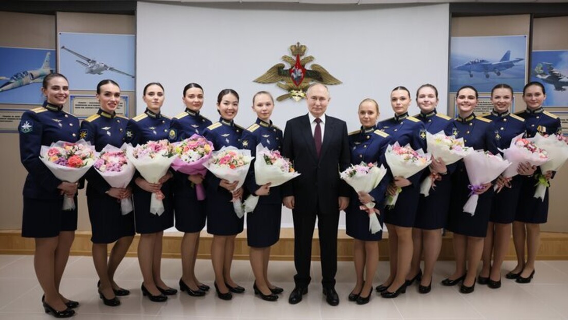 Осми март у Русији: Дан жена, мимозе и честитки