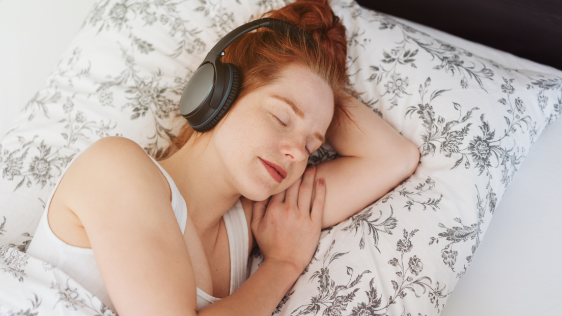 Девојка трајно изгубила слух тако што је 2 године за редом спавала са слушалицама