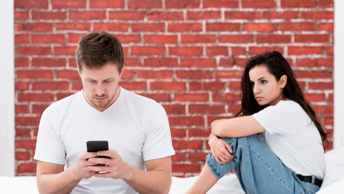 U drugom planu: Šta da radite kad partner ili prijatelj više obraća pažnju na telefon nego na vas
