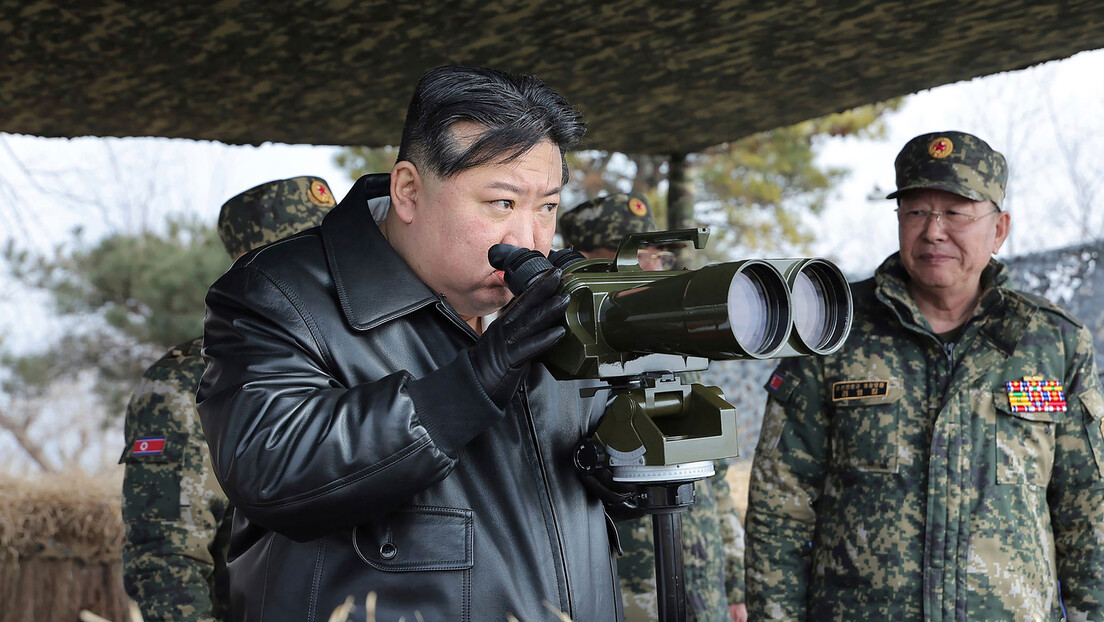 Kim Džong Un iz tenka predvodio vojne vežbe (FOTO)