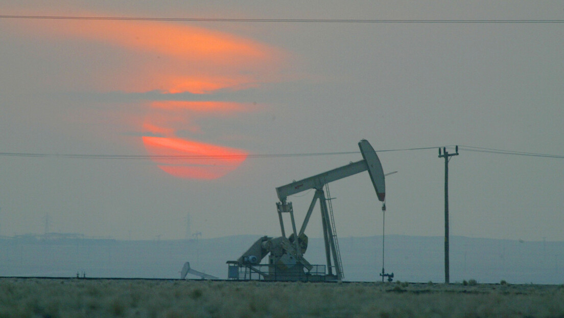 Земље ОПЕК+ у фебруару премашиле план производње нафте за 420.000 барела на дан