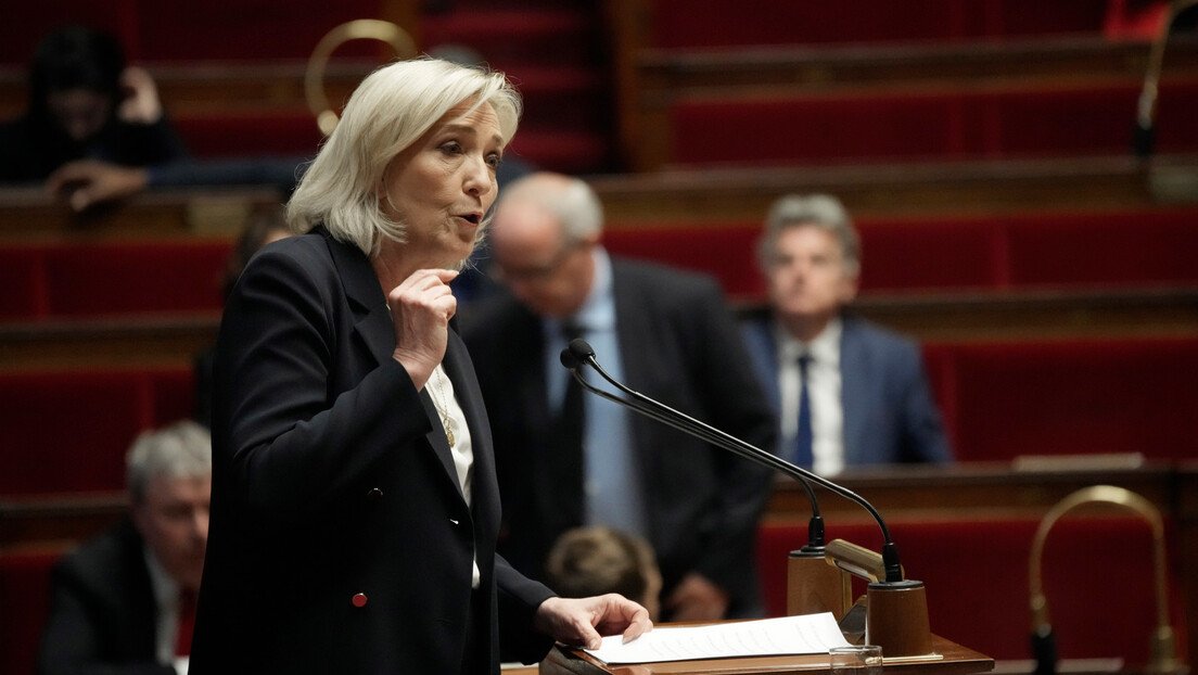 Le Pen: Makron nas vodi u rat