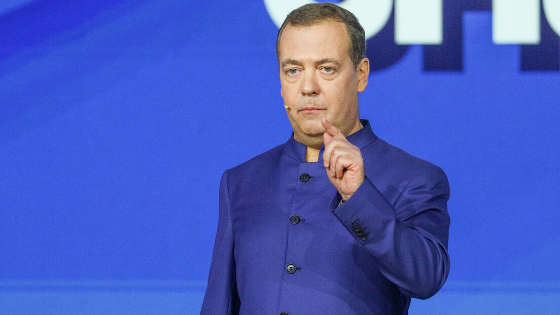 Медведев: Сви они који ометају изборе су ниткови и издајници