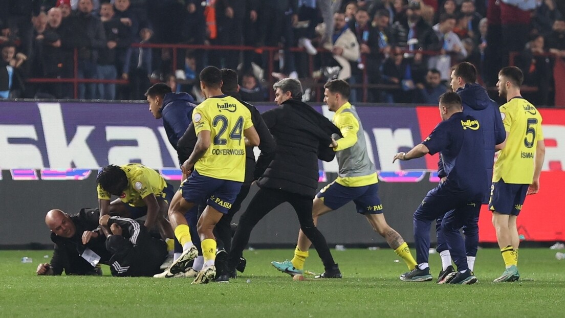 Novi haos u Turskoj - navijač nožem krenuo na Tadićev tim, igrači napadnuti na terenu