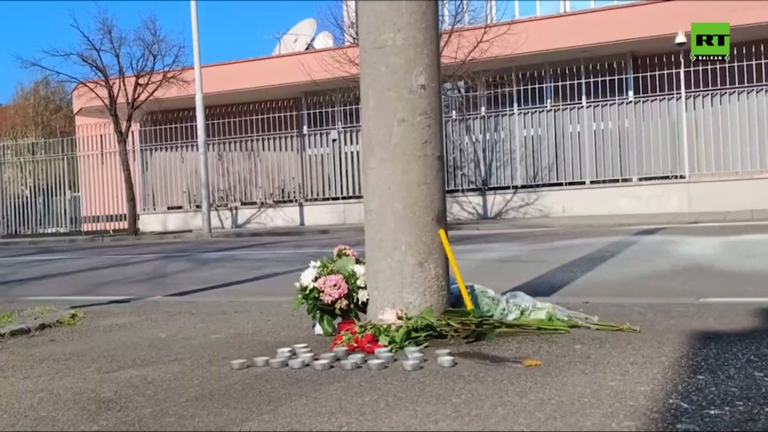 Цвеће испред руске амбасаде у Београду: Апел грађанима да због безбедности не пале свеће (ФОТО)