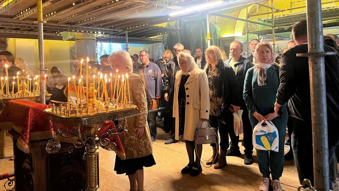 Парастос за жртве терористичког напада у Москви: Сузе и свеће у цркви Свете тројице (ВИДЕО)