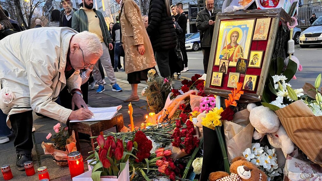 Уједињени у болу испред руске амбасаде: Београђани изразили саучешће породицама страдалих у Москви