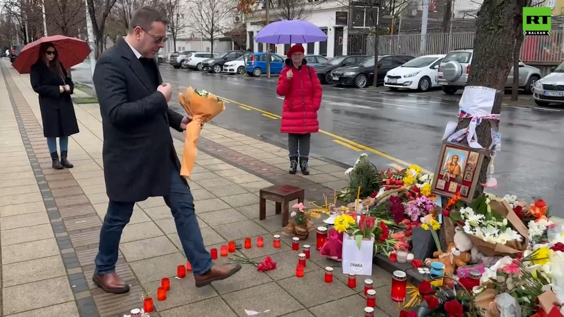 Vlado Georgiev položio cveće ispred ruske ambasade i poručio za RT Balkan: Braća smo zauvek (VIDEO)