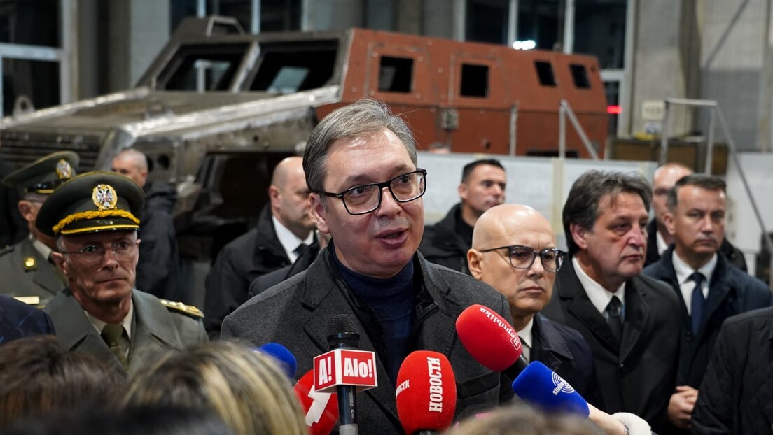 Vučić tokom obilaska fabrike "Borbeni složeni sistemi": Bez vojske nema ni države