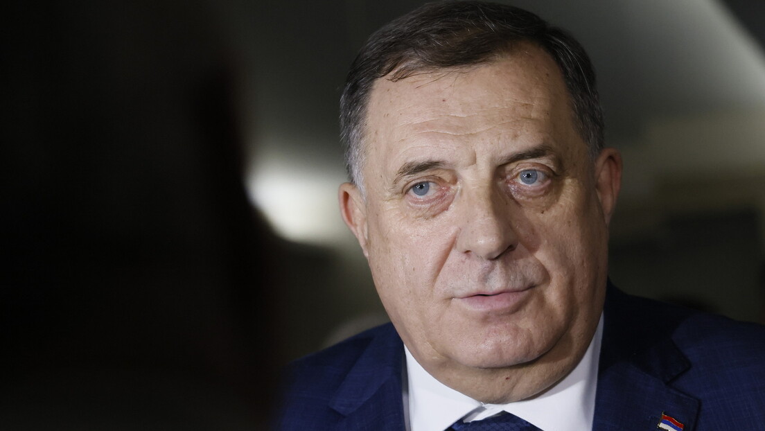 Dodik: Odsjaj na nebu na letu do Niša u bojama srpske trobojke