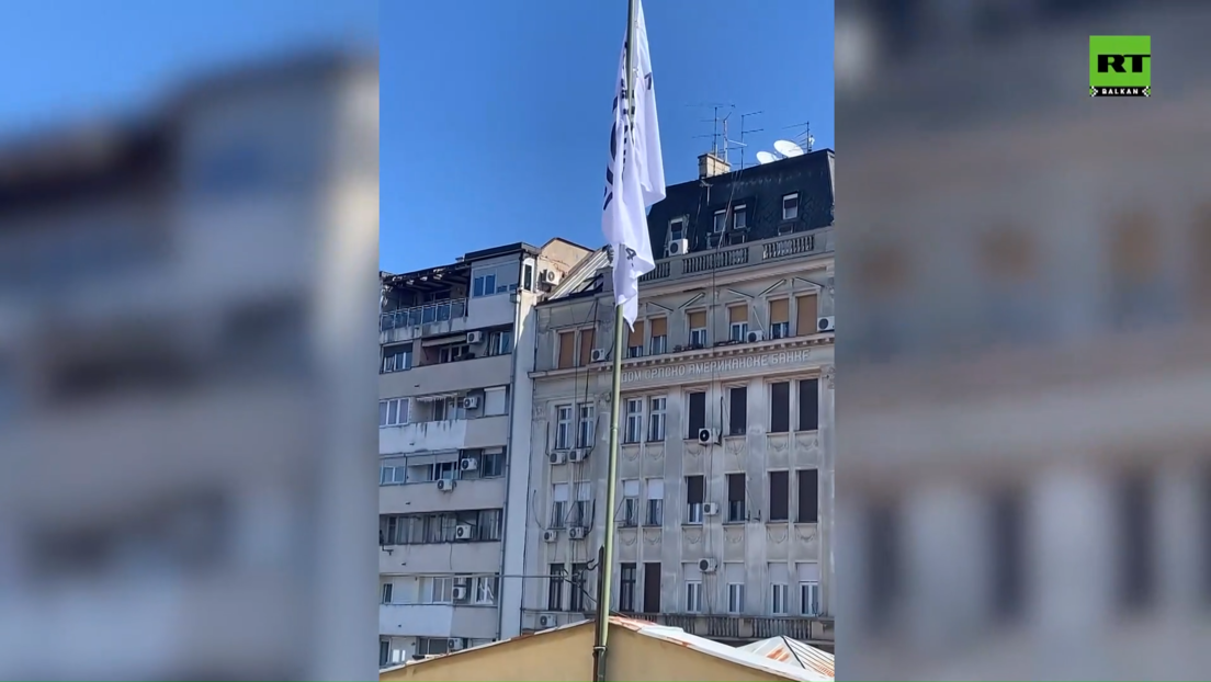 Na krovu Ruskog doma zavijorila se zastava simbola srpskog otpora NATO agresiji (VIDEO)