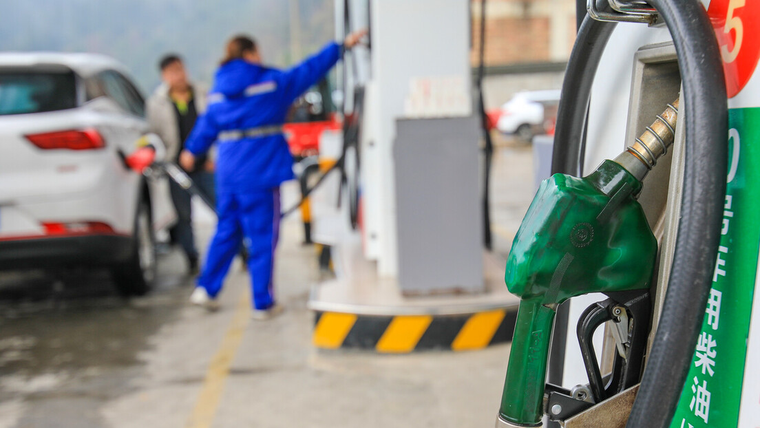 Нове цене горива: Опет поскупели и бензин и дизел