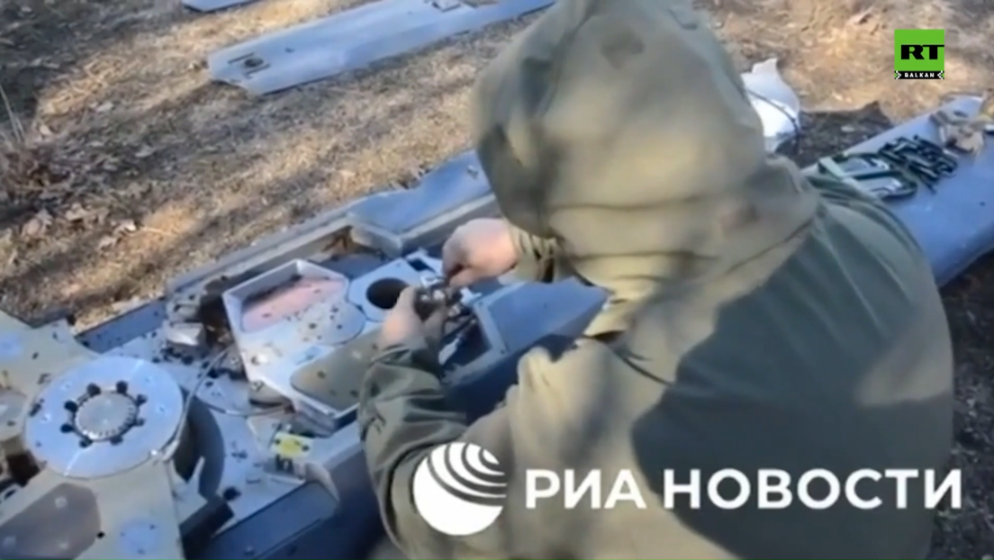 Руски стручњак деактивира оборену ракету "сторм шедоу" (ВИДЕО)