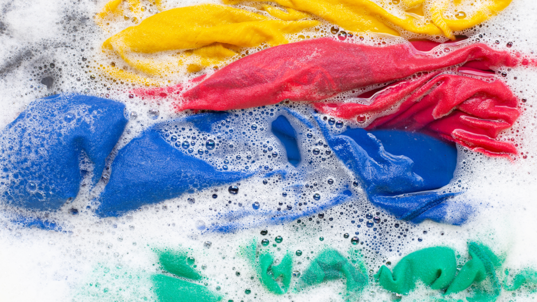 Uz pomoć ovog trika možete biti sigurni da vaš veš neće puštati boju tokom pranja